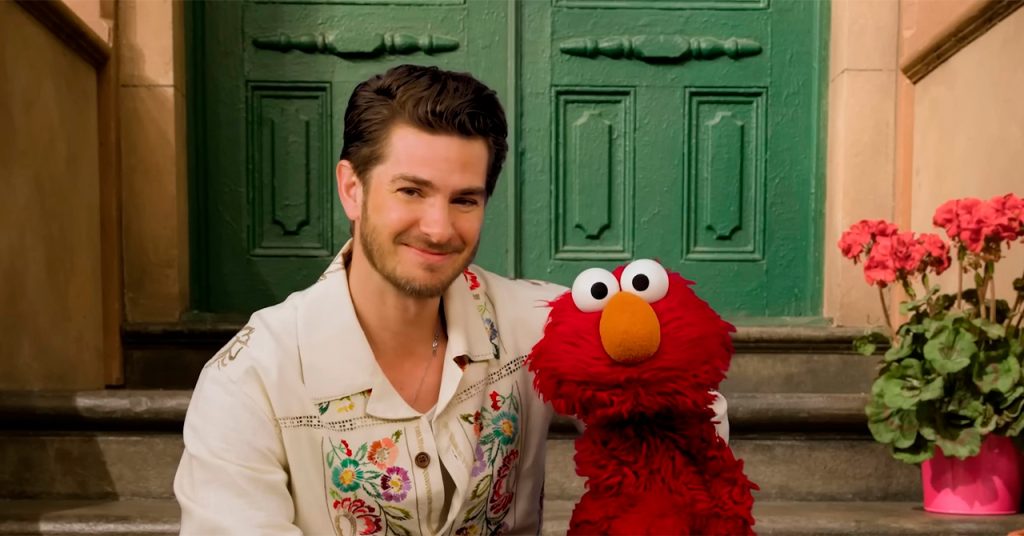 Andrew Garfield compartilha momento emocionante com Elmo em conversa sobre a perda da mãe