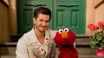 Andrew Garfield compartilha momento emocionante com Elmo em conversa sobre a perda da mãe