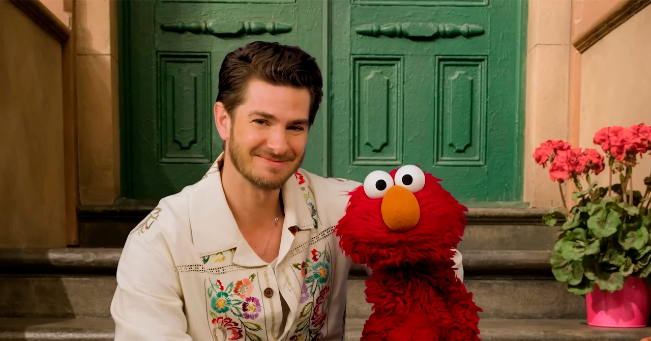 Andrew Garfield compartilha momento emocionante com Elmo em conversa sobre a perda da mãe