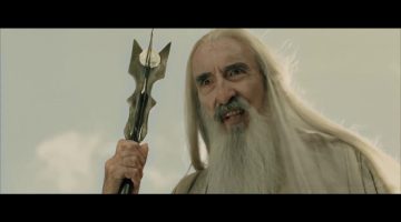 Christopher Lee retorna como Saruman em A Guerra dos Rohirrim