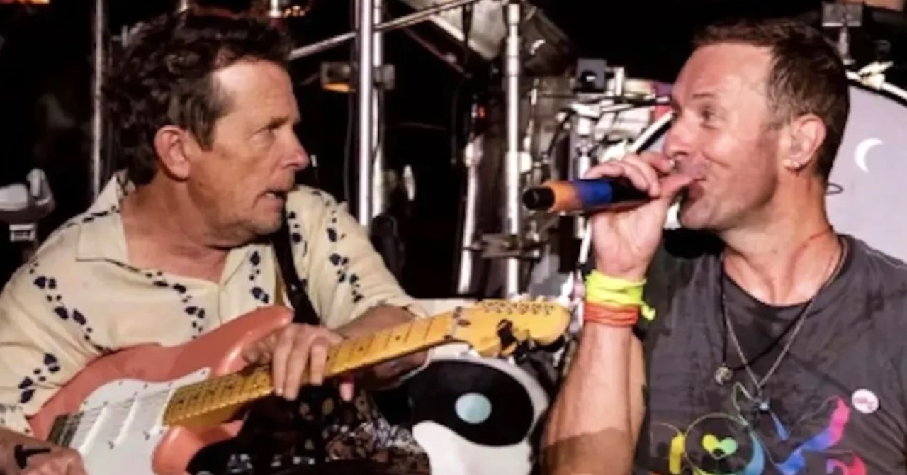 Chris Martin revela emoção ao tocar com Michael J. Fox no Glastonbury: “Foi como estar no céu”