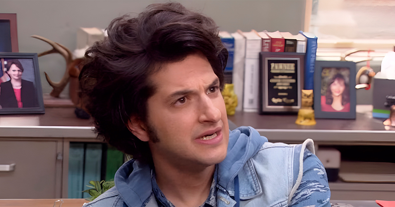Ben Schwartz reflete sobre sucesso viral com a cena “Don’t Be Suspicious” de Parks and Recreation