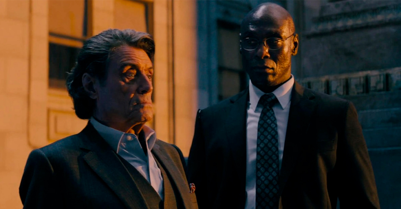 Ian McShane homenageia Lance Reddick em evento de John Wick: “Sinto muita falta dele”