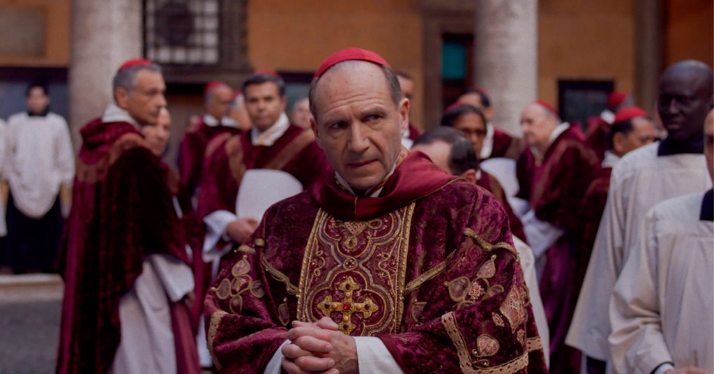 Ralph Fiennes reflete sobre carreira e personagem em Conclave