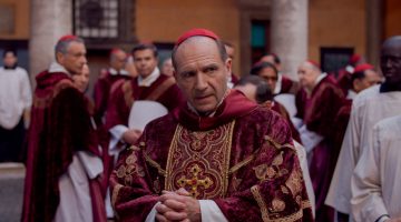 Ralph Fiennes reflete sobre carreira e personagem em Conclave