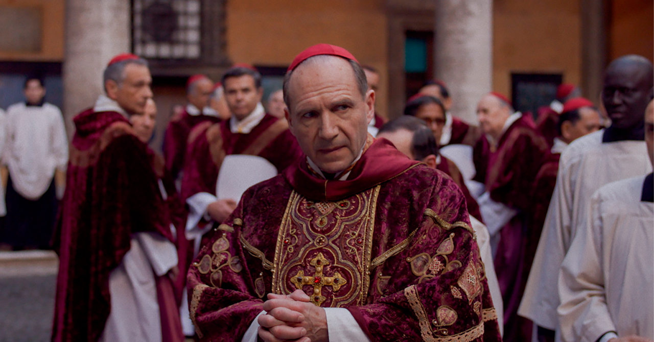 Ralph Fiennes reflete sobre carreira e personagem em Conclave