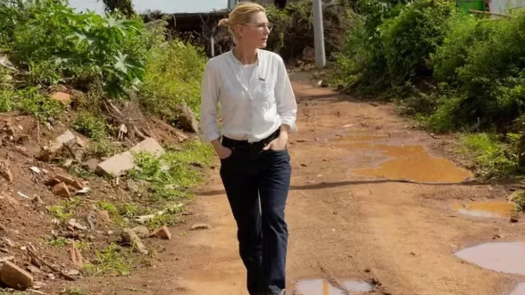 Cate Blanchett visita cidades atingidas pelas enchentes no Rio Grande do Sul