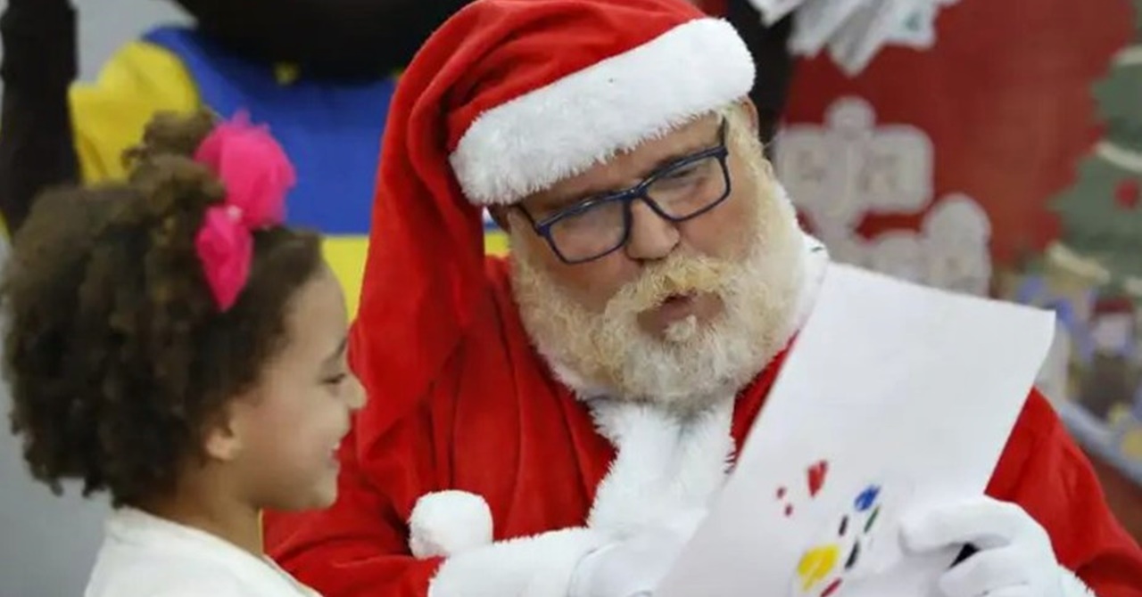 Já pensou em adotar uma cartinha enviada para o Papai Noel nos Correios?