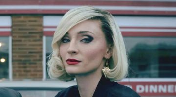 Sophie Turner brilha como Joan Hannington em Joan, série sobre a audaciosa ladra de joias