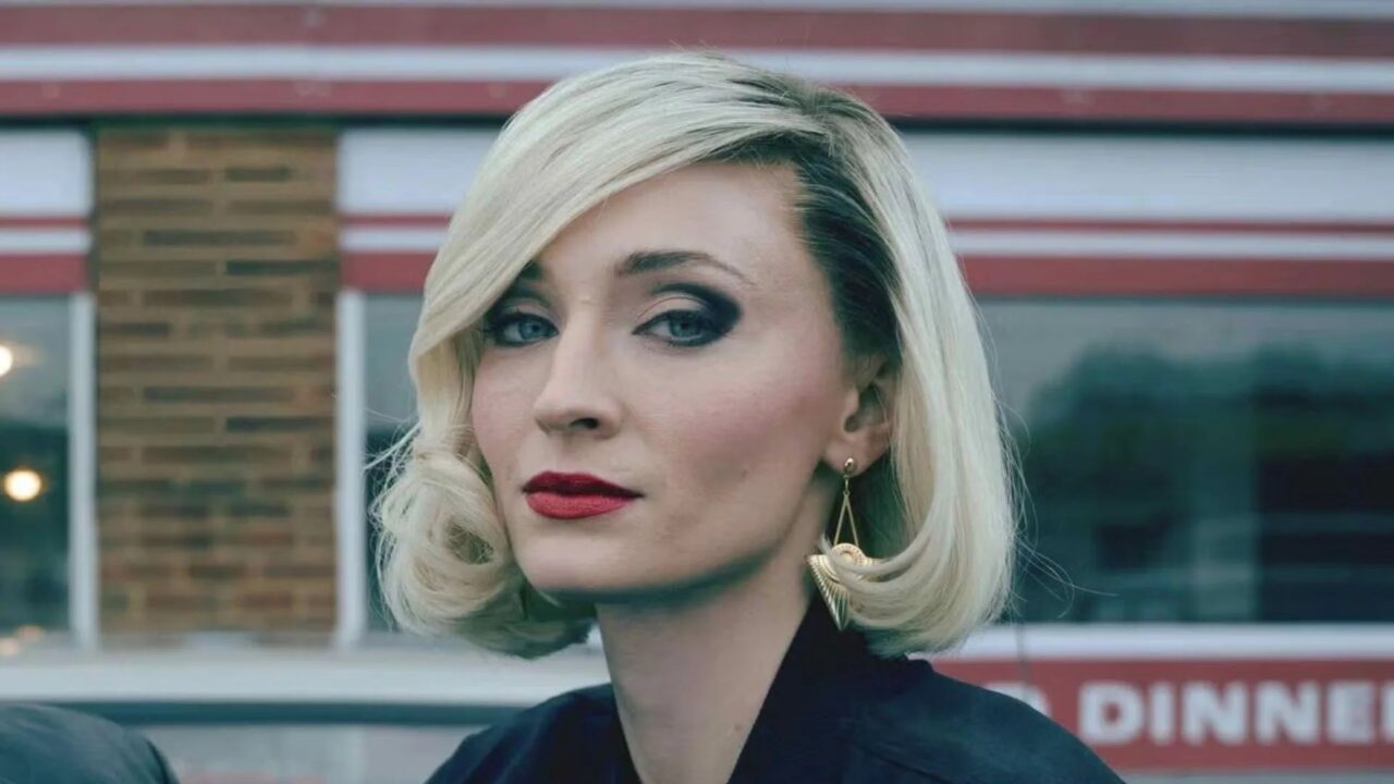 Sophie Turner brilha como Joan Hannington em Joan, série sobre a audaciosa ladra de joias