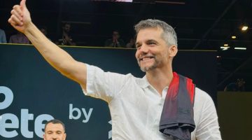Wagner Moura se emociona na CCXP 2024 ao ser homenageado
