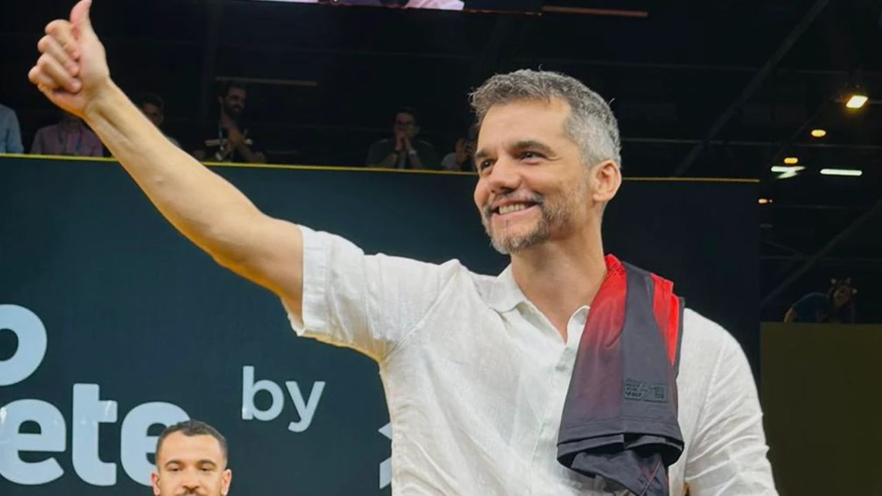 Wagner Moura se emociona na CCXP 2024 ao ser homenageado