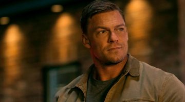 Alan Ritchson enfrenta novos perigos no trailer da terceira temporada de Reacher