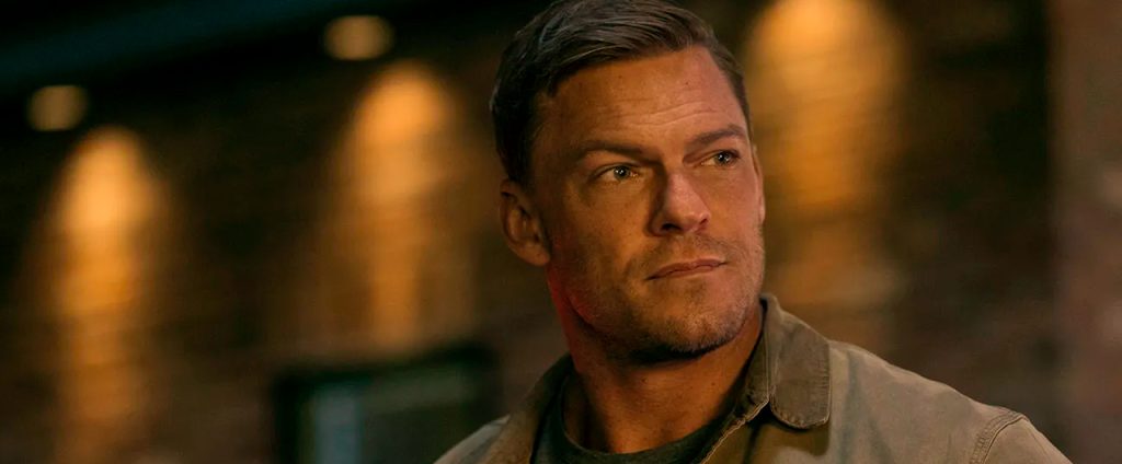 Alan Ritchson enfrenta novos perigos no trailer da terceira temporada de Reacher