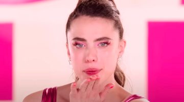 Margaret Qualley revela como prótese facial em A Substância deixou marcas em sua pele