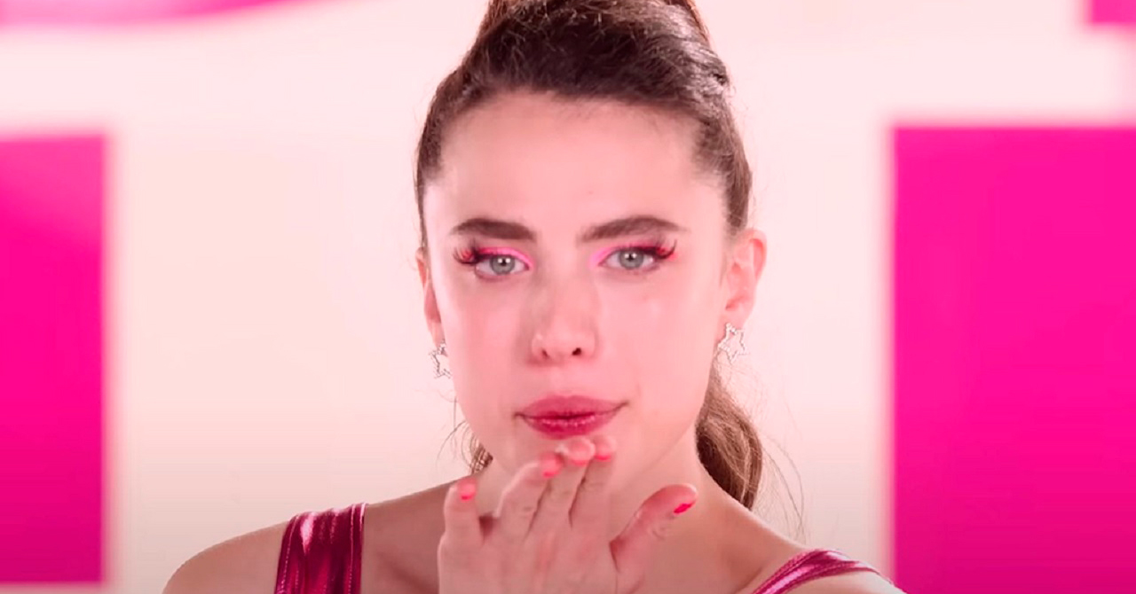 Margaret Qualley revela como prótese facial em A Substância deixou marcas em sua pele