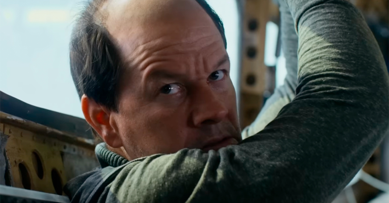 Mark Wahlberg chama atenção com corte de cabelo diferente em “Ameaça no Ar”