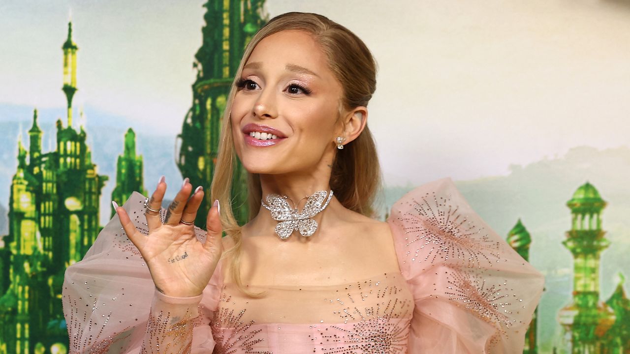 Ariana Grande revela momento inusitado durante as filmagens de Wicked: queimou o bumbum