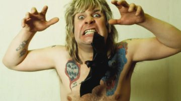 Que loucura! Ozzy Osbourne comeu um morcego no meio do show?