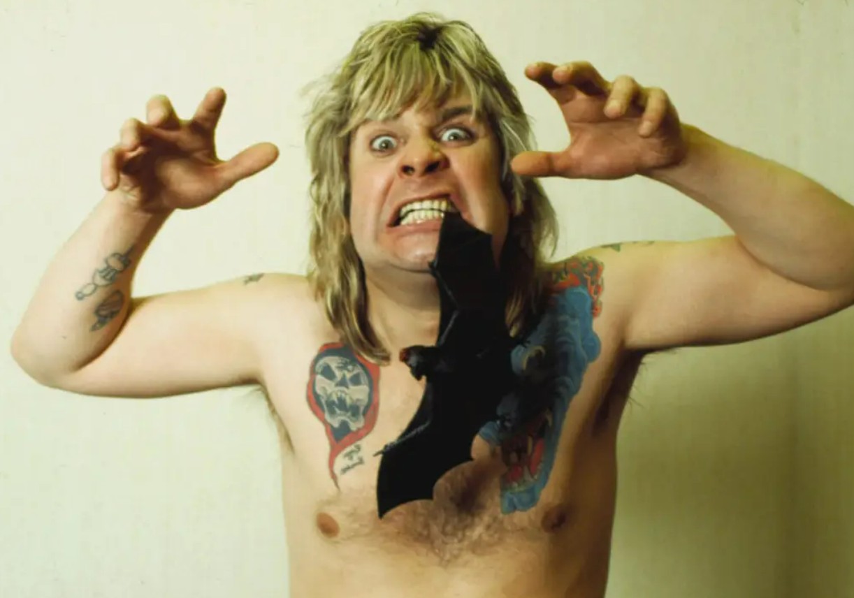 Que loucura! Ozzy Osbourne comeu um morcego no meio do show?