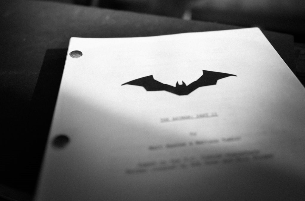 ‘Batman 2’: Matt Reeves compartilha foto do roteiro e anima fãs nas redes