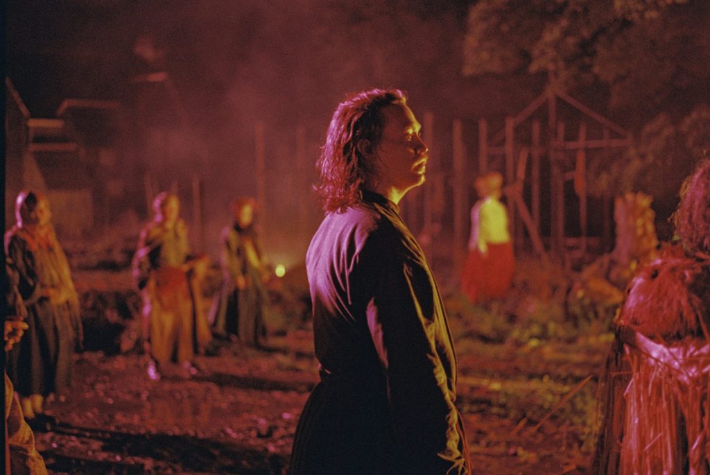 ‘A Colheita’: Drama onírico estrelado por ator de ‘X-Men: Primeira Classe’ ganha data no MUBI