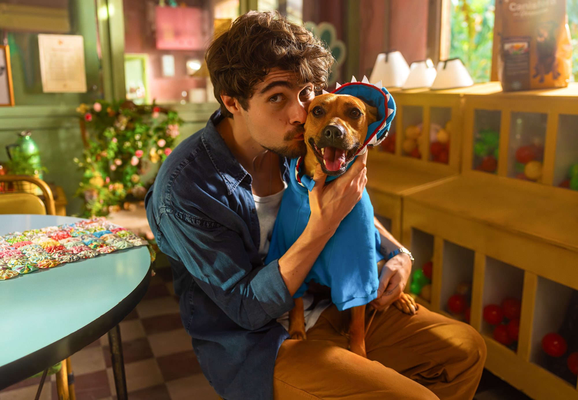 Netflix divulga primeiras imagens de ‘Caramelo’, filme com Rafael Vitti e o vira-lata mais amado do Brasil