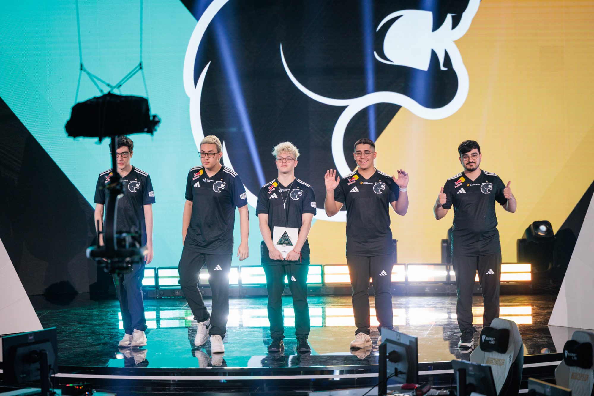 Furia brilha contra a Cloud9, mas se despede da EWC de LoL após derrota para a FlyQuest