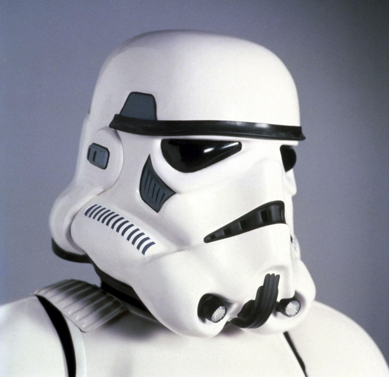 Capacete de Stormtrooper de ‘Star Wars: Episódio IV – Uma Nova Esperança’ é arrematado por US$ 256 mil