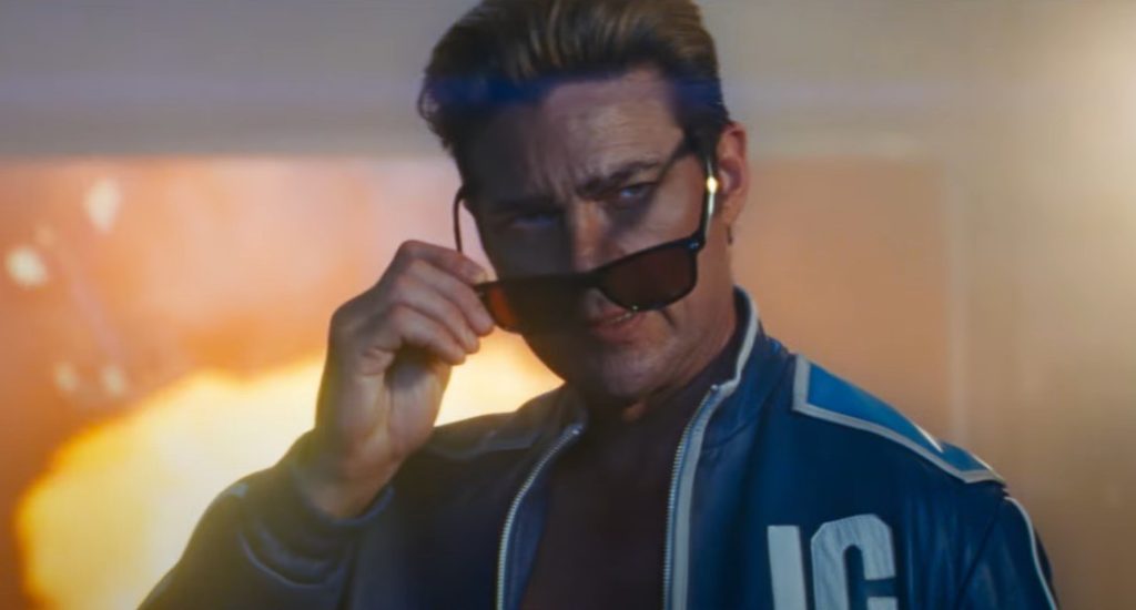 Johnny Cage estrela filme dentro do filme e aquece os motores para ‘Mortal Kombat 2’; assista aqui