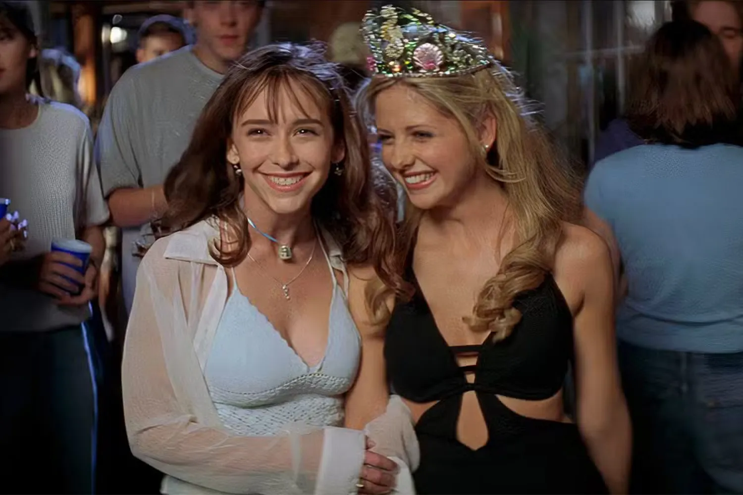 Climão? Jennifer Love Hewitt esclarece rumores de briga com Sarah Michelle Gellar em ‘Eu Sei o que Vocês Fizeram no Verão Passado’