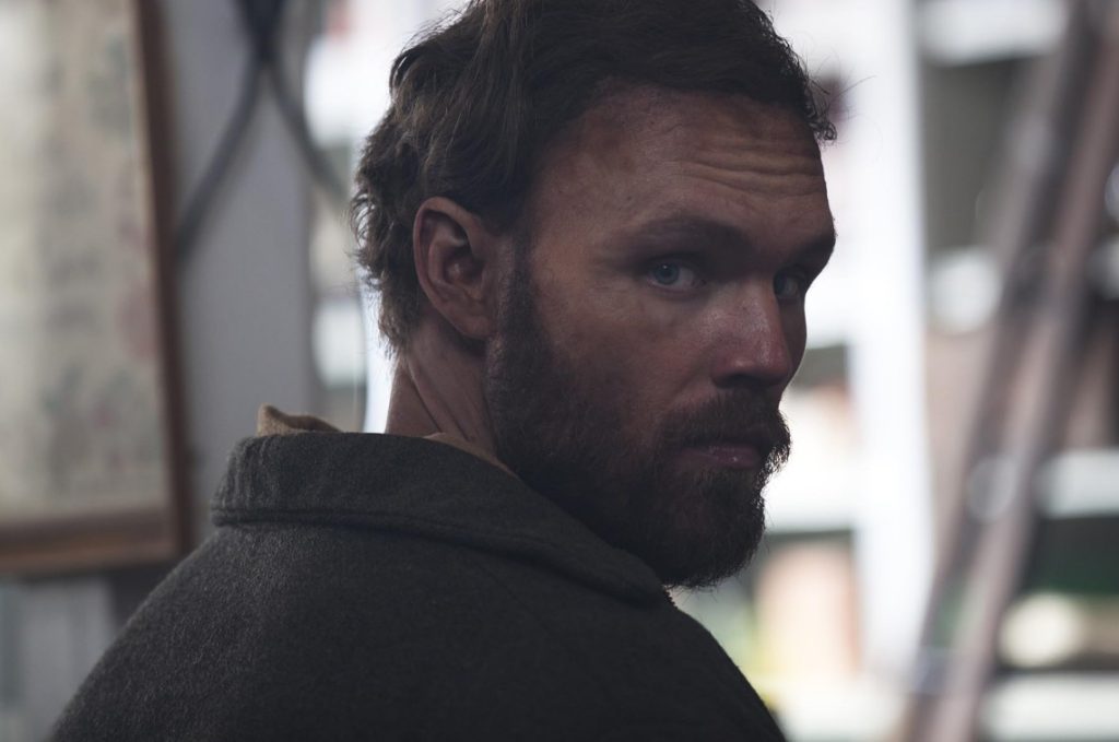 ‘The Edge Of Normal’: ator de Jurassic World entra para o elenco ao lado de Chloë Grace Moretz e Rupert Friend