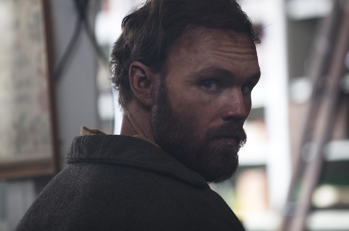 ‘The Edge Of Normal’: ator de Jurassic World entra para o elenco ao lado de Chloë Grace Moretz e Rupert Friend