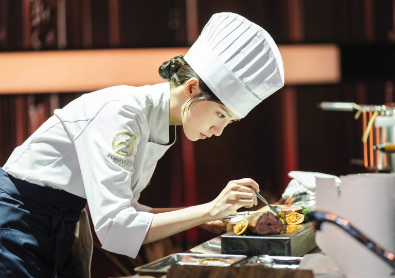 Nova comédia coreana da Netflix mistura chef do século 21 e rei temperamental em Bon Appétit, Vossa Majestade