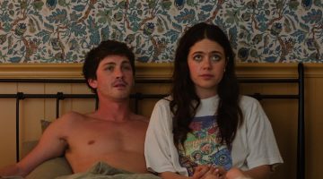 Ator de ‘Percy Jackson’ e atriz de ‘O Urso’ protagonizam comédia romântica sombria que lembra ‘Louca Obsessão’, de Stephen King