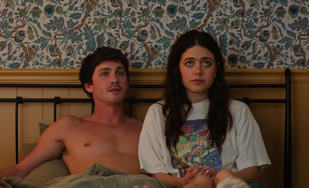 Ator de ‘Percy Jackson’ e atriz de ‘O Urso’ protagonizam comédia romântica sombria que lembra ‘Louca Obsessão’, de Stephen King