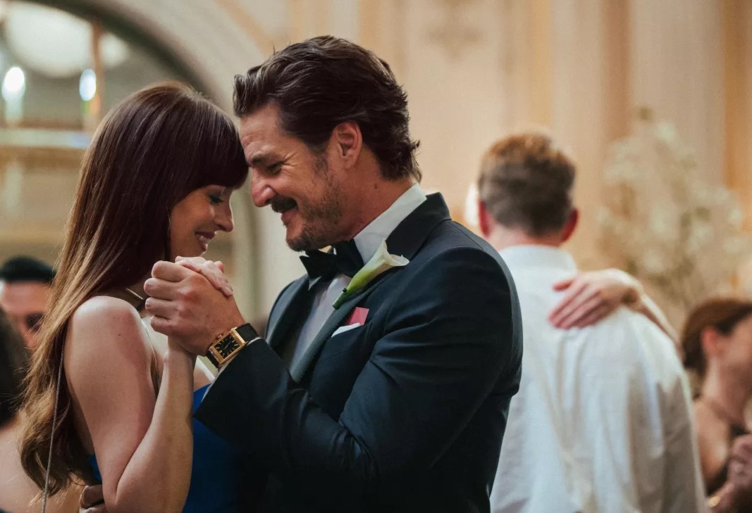 Inédita no Brasil, comédia romântica com Dakota Johnson e Pedro Pascal conquista público e bilheterias nos EUA