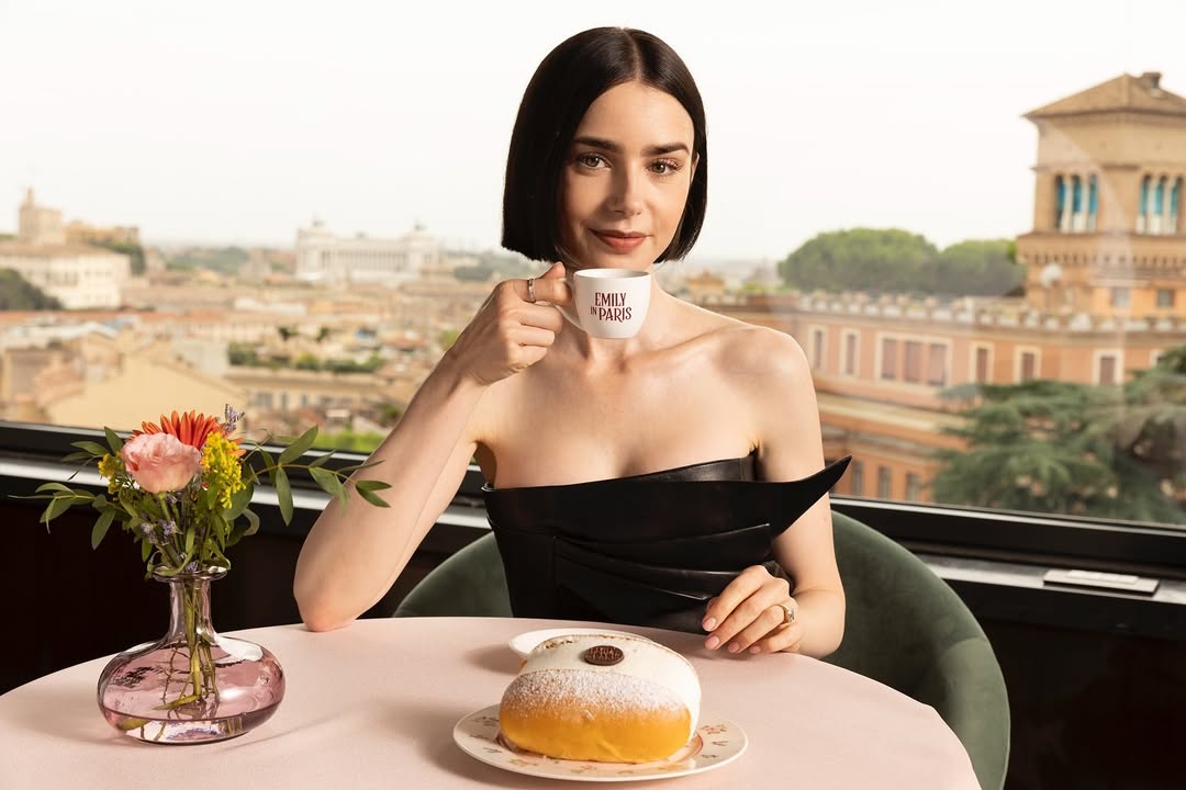‘Emily em Paris’ ganha novos personagens na 5ª temporada; conheça os atores que se juntam ao elenco
