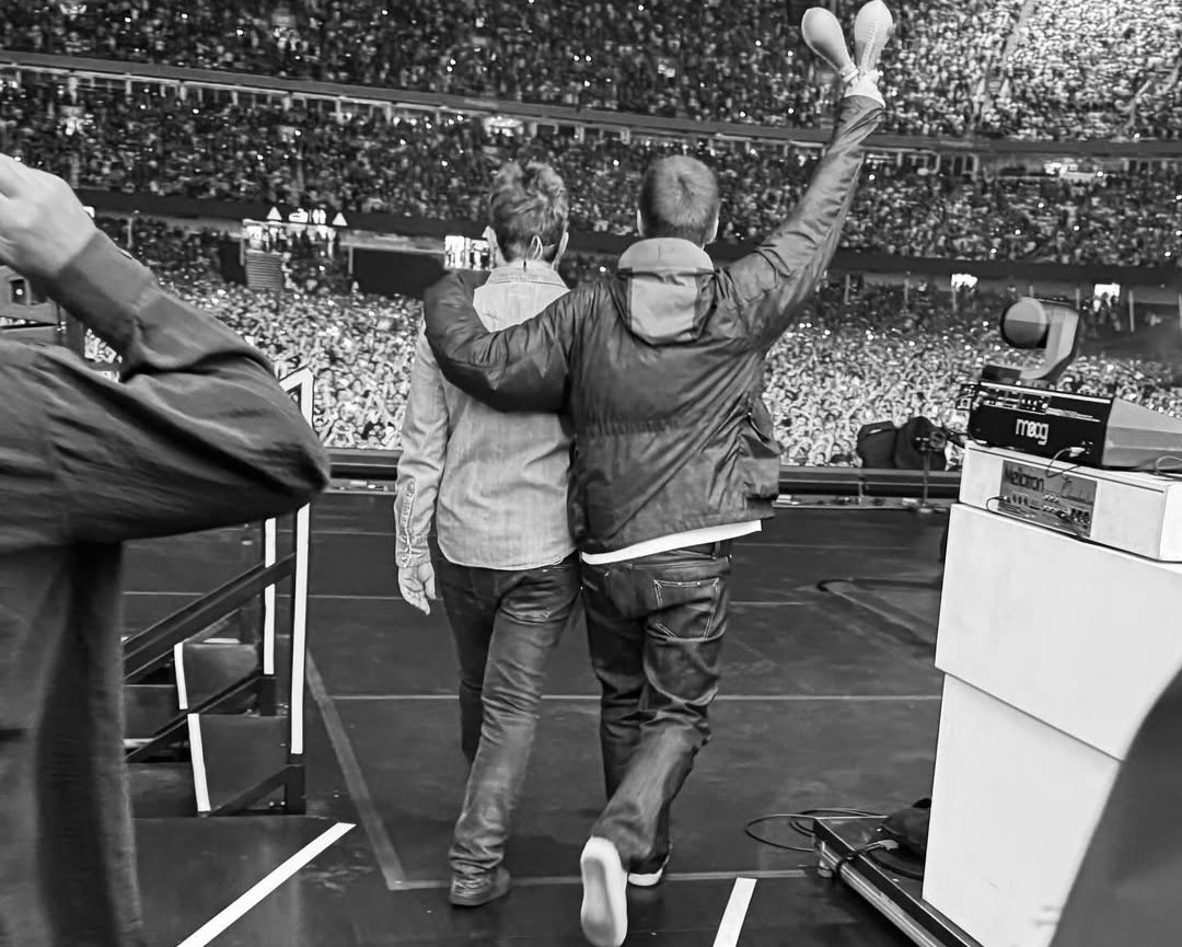 Os Gallagher estão de volta! Confira o set list do show que abriu a turnê ‘Oasis Live 25’ em Cardiff