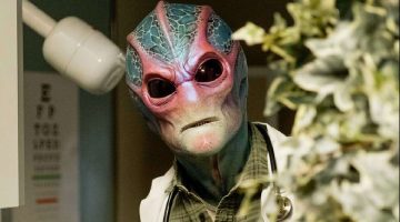 ‘Resident Alien’ é cancelada e elenco se despede emocionado na San Diego Comic-Con