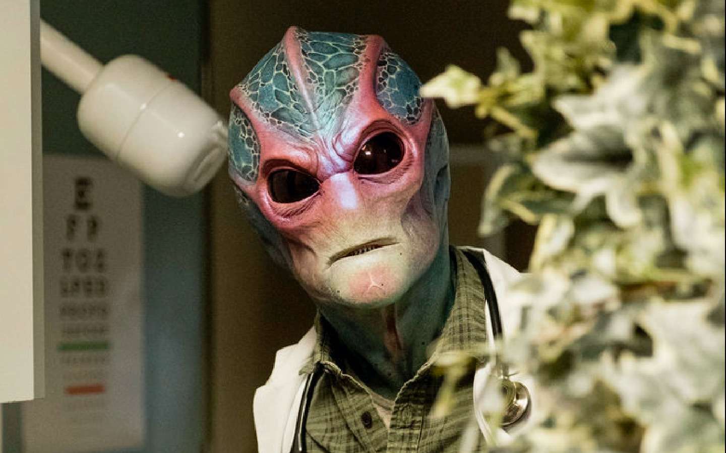 ‘Resident Alien’ é cancelada e elenco se despede emocionado na San Diego Comic-Con