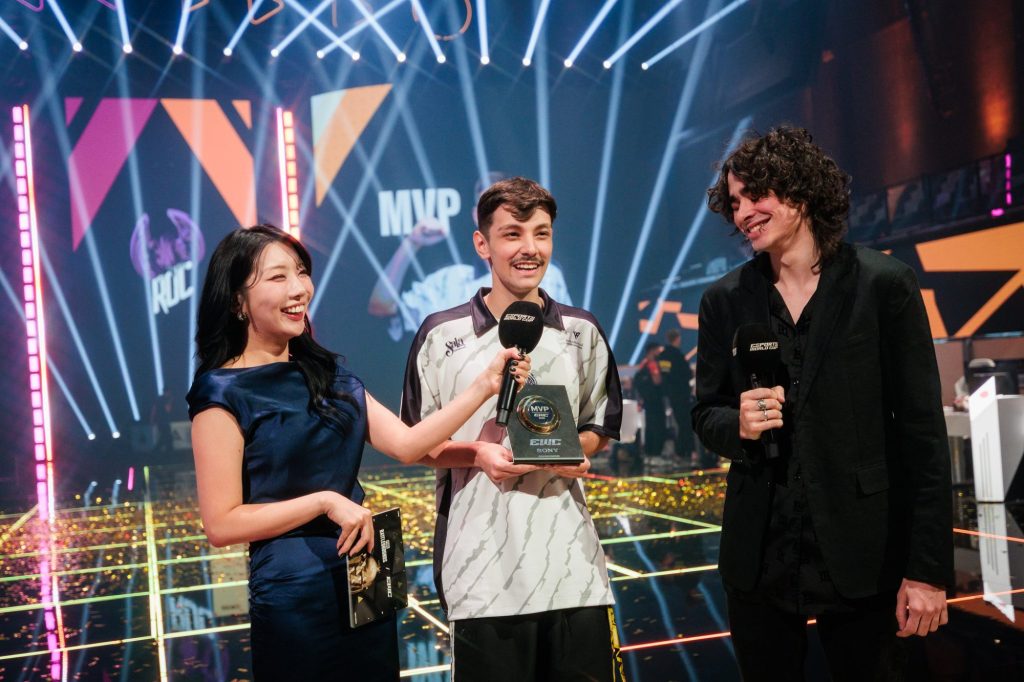 Time brasileiro da ROC Esports e jogador “sxntastico” levam bolada na Esports World Cup