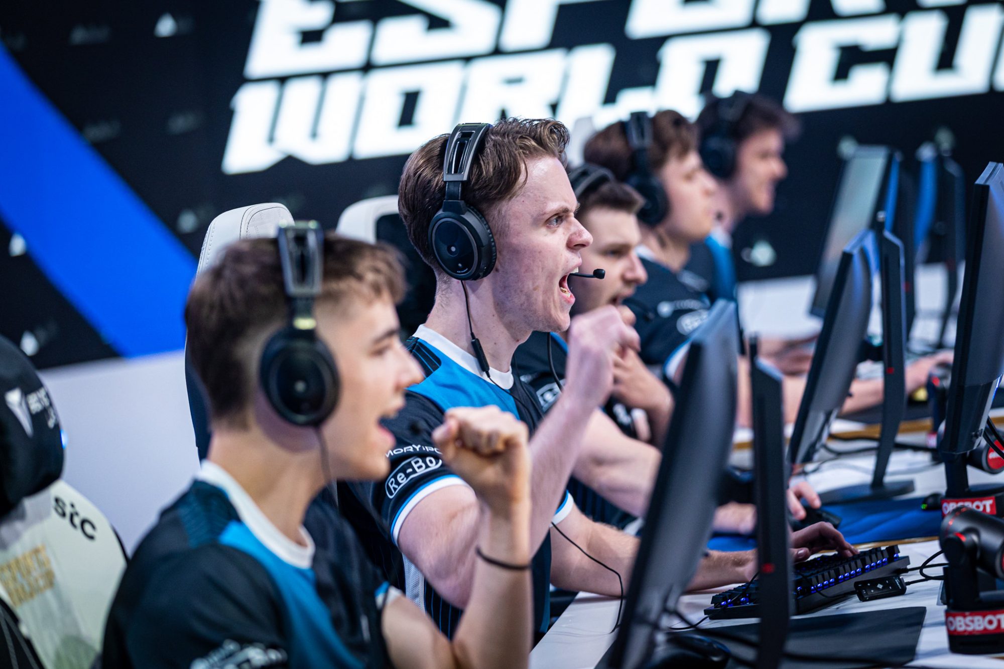 GamerLegion caçou os ursos polares da Virtus.pro na BLAST Open London 2025 para garantir semifinais de Counter Strike