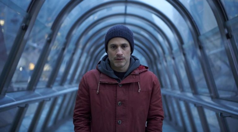Gael García Bernal em 'Another End' (Divulgação)