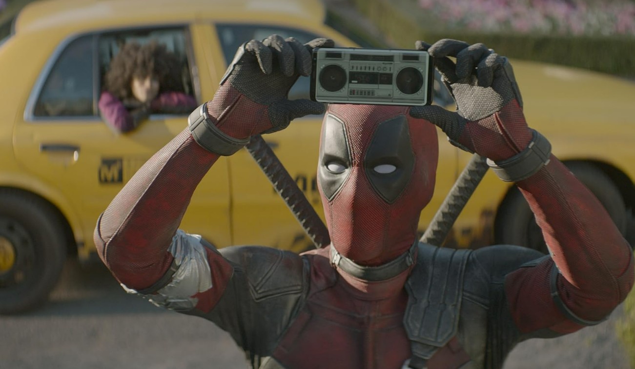 Ryan Reynolds cria polêmica ao postar foto com logo dos ‘Vingadores’; veja