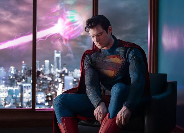 ‘Superman’: David Corenswet aparece sem a “cueca” por cima da calça em nova imagem; veja