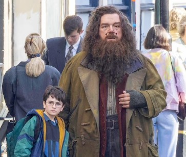 Harry Potter e o gigante Hagrid aparecem em fotos do set da série da HBO; veja