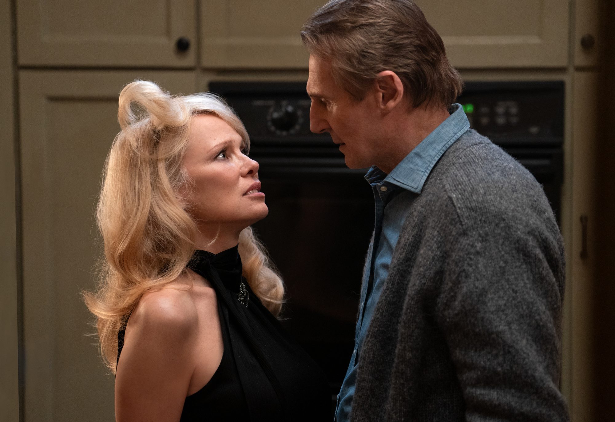 Liam Neeson e Pamela Anderson brilham juntos na comédia Corra que a Polícia Vem Aí; atores falam como foi atuarem juntos