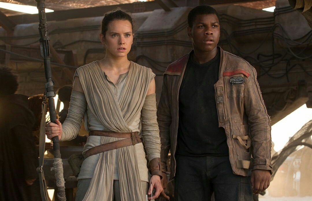 John Boyega revela que esperava ver Finn virar Jedi e enfrentar Rey em ‘Star Wars’