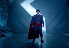 É um pássaro? É um avião? Não: é o novo Superman disponível para assistir em casa